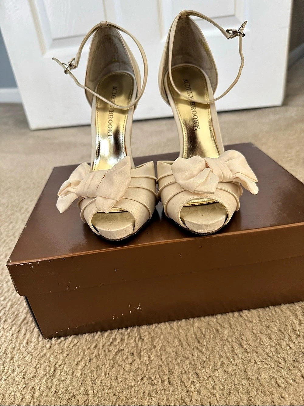 Audrey Brooke Stacy Peep Toe Pump Bow Heels Cream US 6
